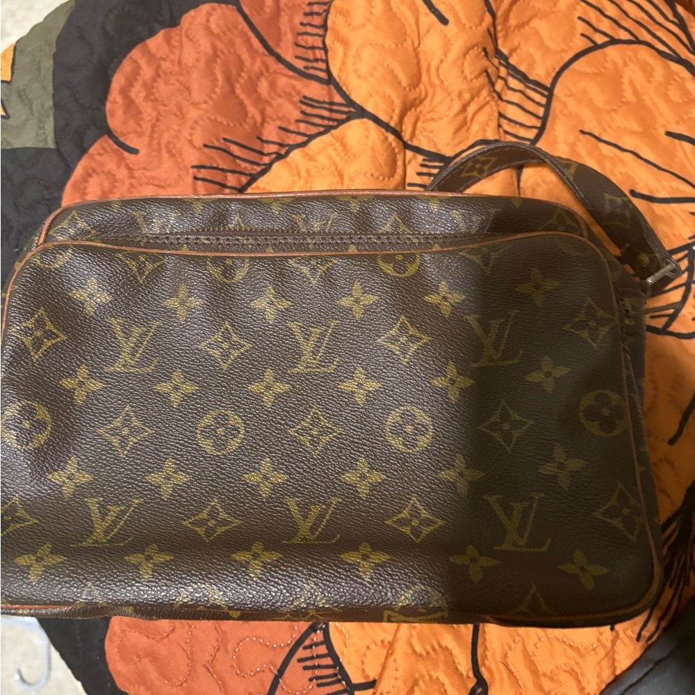 Authentic Louis Vuitton monogram messenger with COA